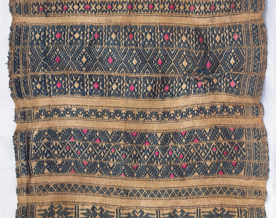 中国南部貴州省トン族の茶・黒の布に鳥や山形モチーフ、赤と茶で菱形と十字の刺繍古布