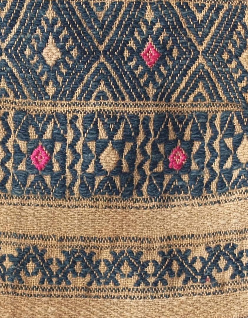 中国南部貴州省トン族の茶・黒の布に鳥や山形モチーフ、赤と茶で菱形と十字の刺繍古布