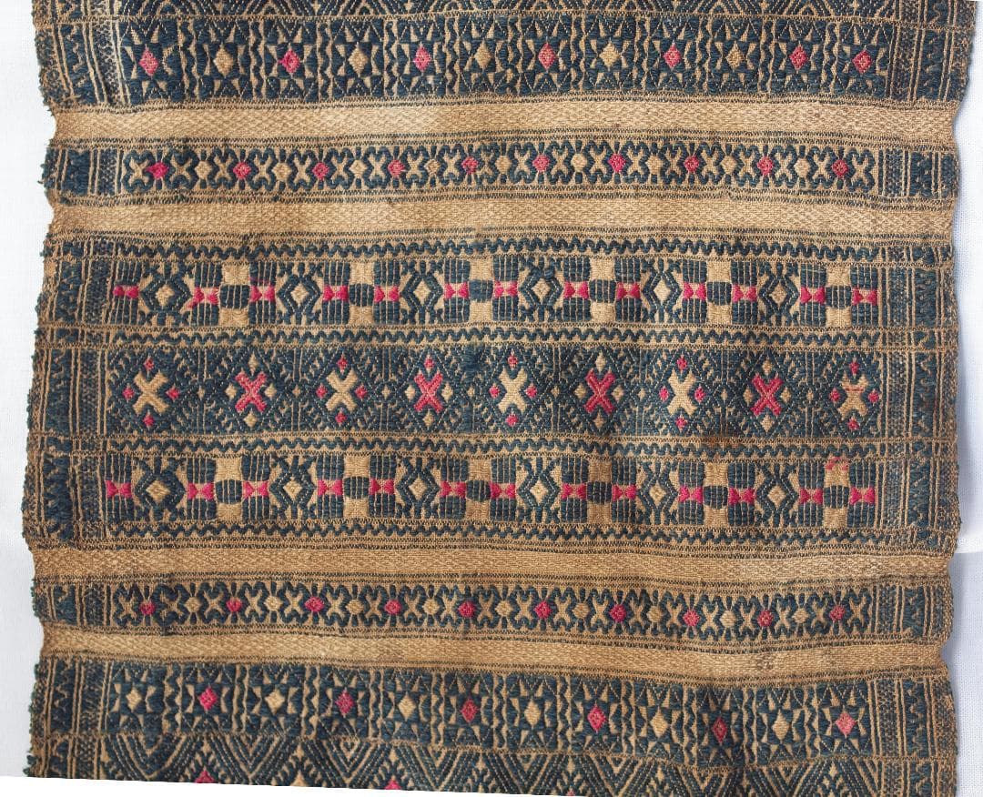 中国南部貴州省トン族の茶・黒の布に鳥や山形モチーフ、赤と茶で菱形と十字の刺繍古布