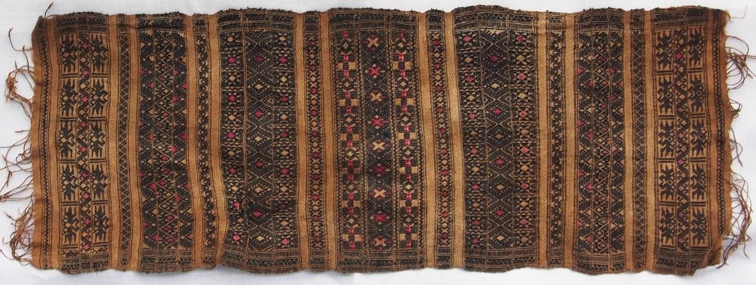 中国南部貴州省トン族の茶・黒の布に鳥や山形モチーフ、赤と茶で菱形と十字の刺繍古布