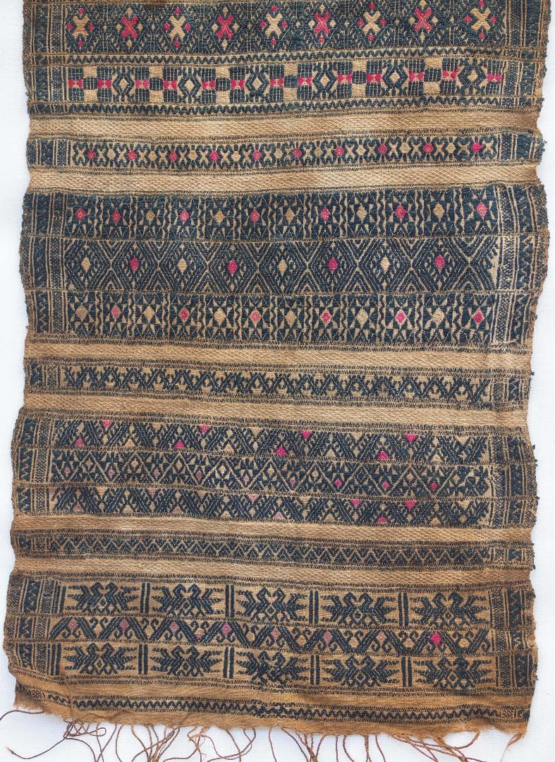 中国南部貴州省トン族の茶・黒の布に鳥や山形モチーフ、赤と茶で菱形と十字の刺繍古布