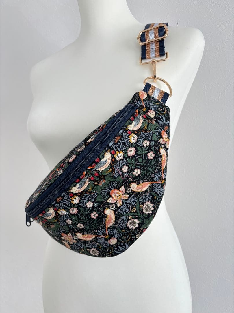 ウィリアムモリス　いちご泥棒　ボディバッグ