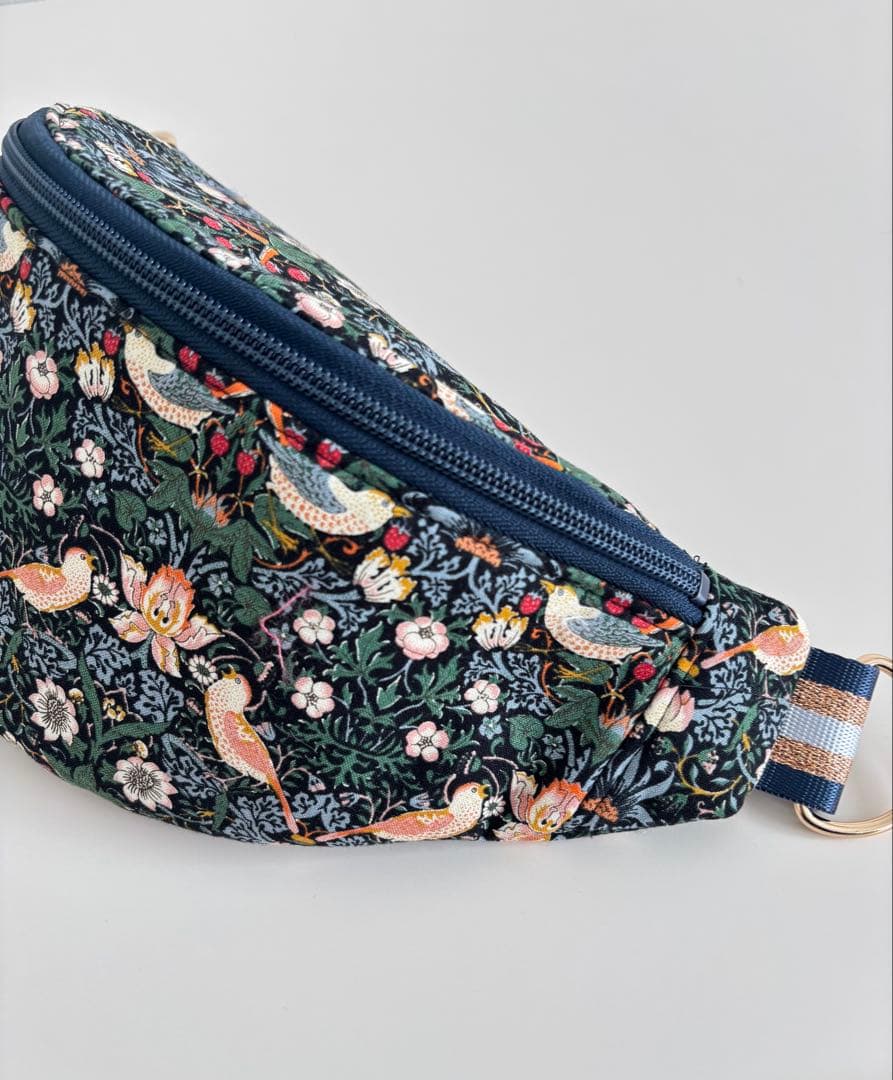 ウィリアムモリス　いちご泥棒　ボディバッグ