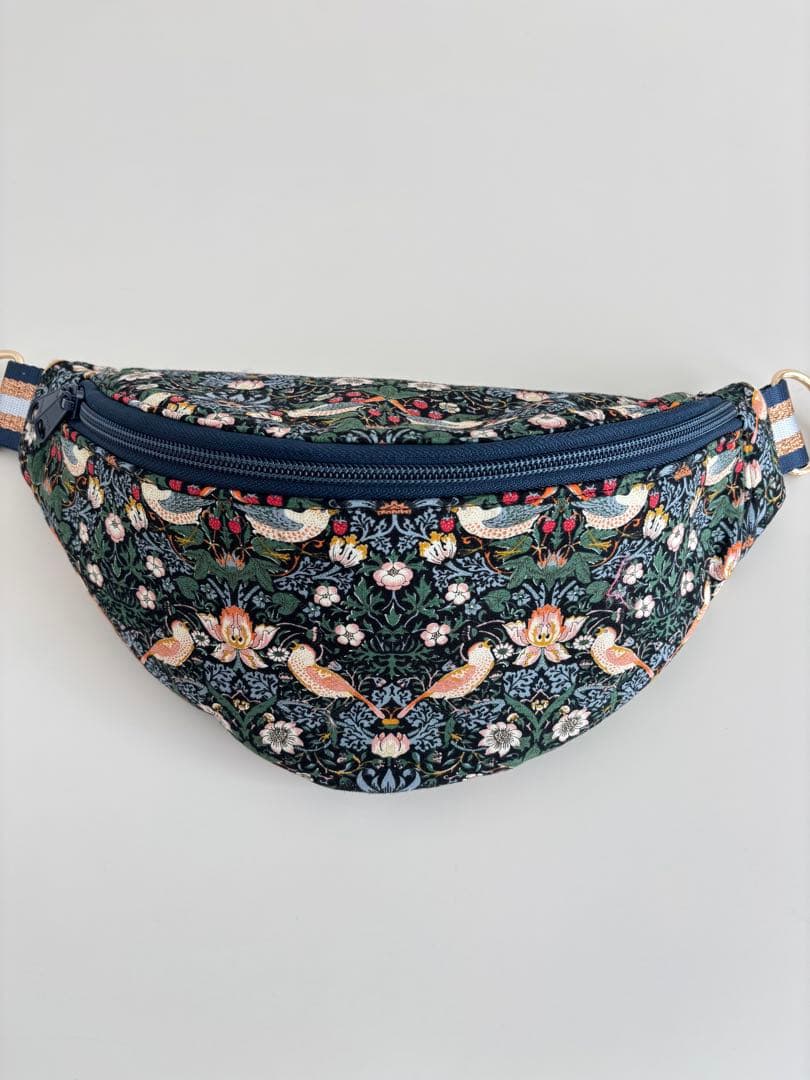 ウィリアムモリス　いちご泥棒　ボディバッグ