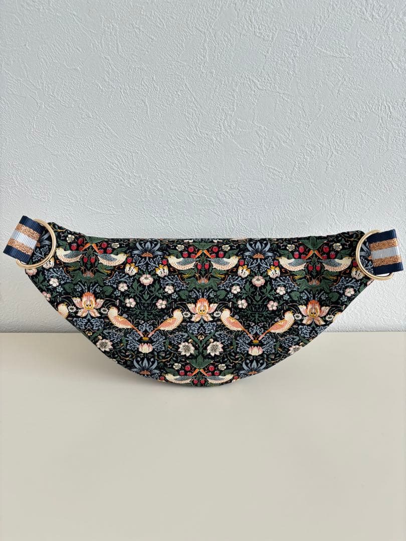 ウィリアムモリス　いちご泥棒　ボディバッグ