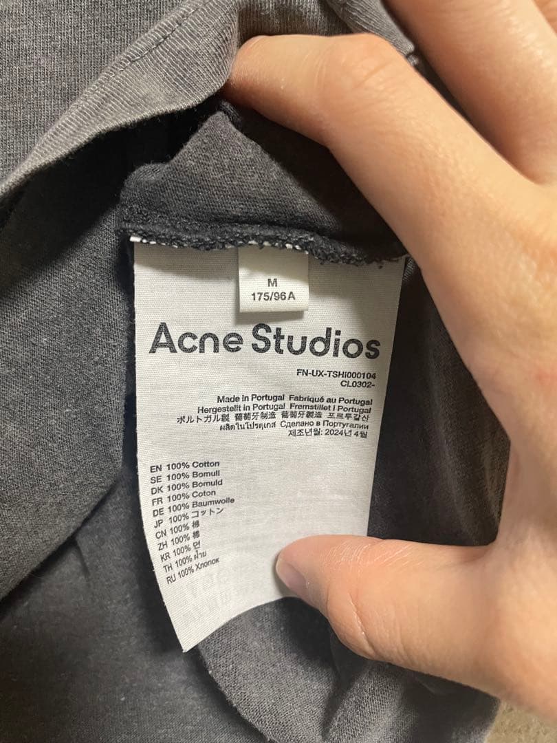 Acne Studios グレー ロゴ Tシャツ