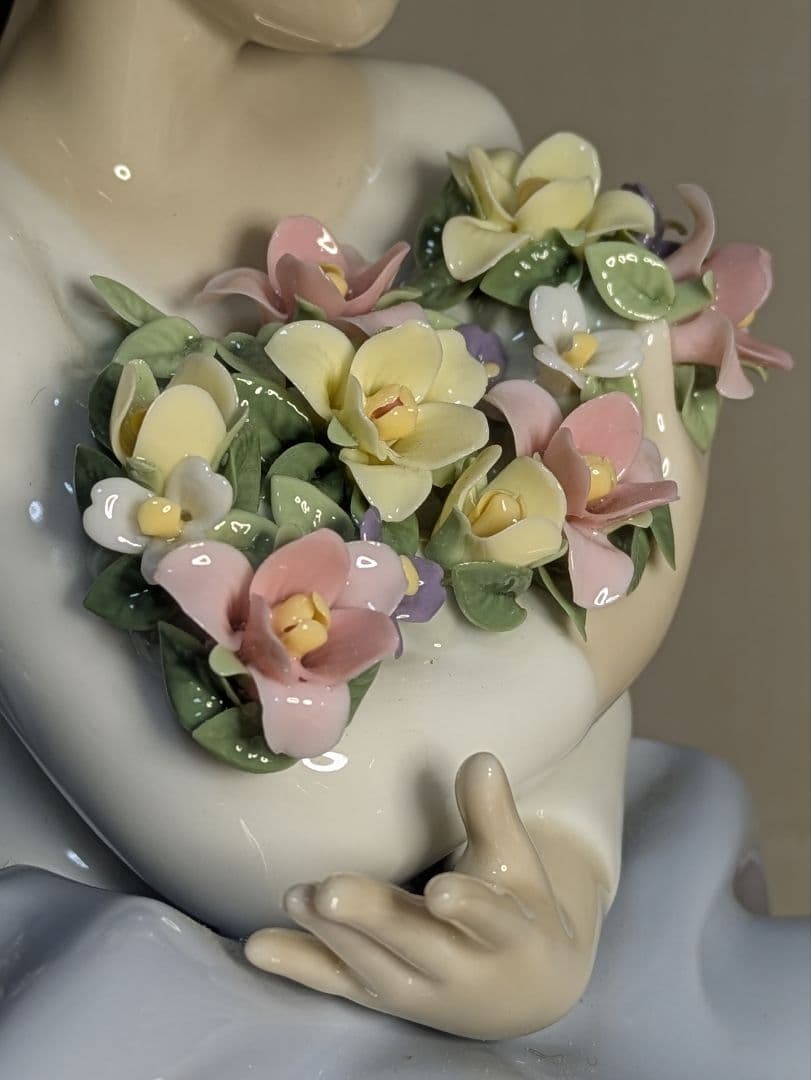 リヤドロ　の「花の香りにつつまれて」（モデル番号01005862）の磁器人形。