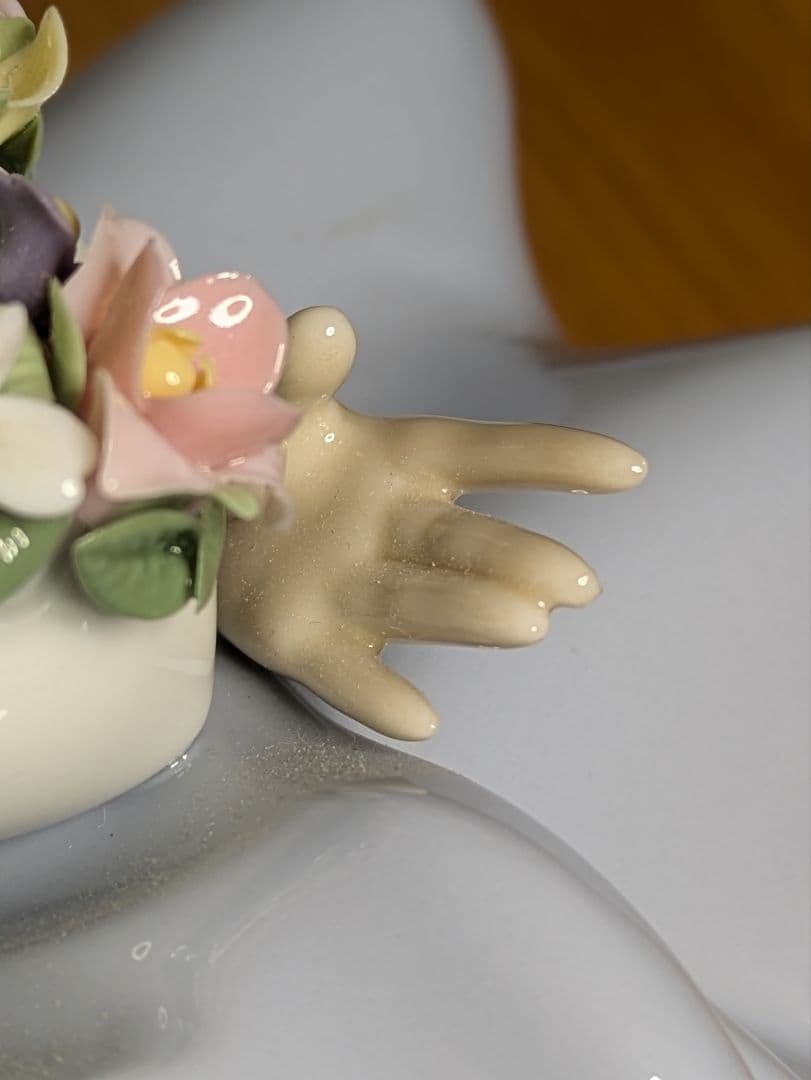 リヤドロ　の「花の香りにつつまれて」（モデル番号01005862）の磁器人形。