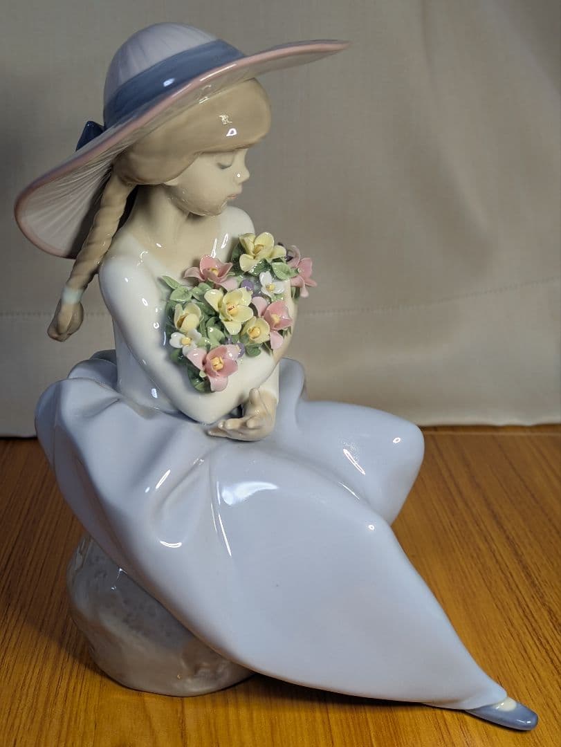 リヤドロ　の「花の香りにつつまれて」（モデル番号01005862）の磁器人形。