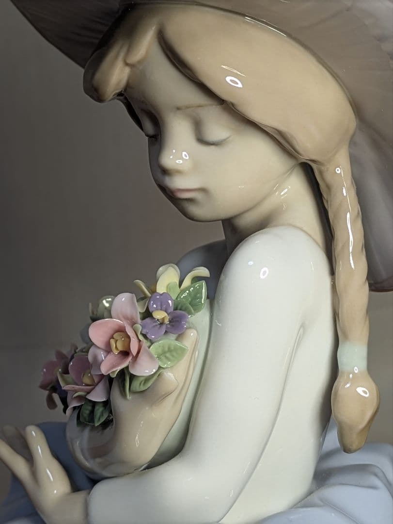 リヤドロ　の「花の香りにつつまれて」（モデル番号01005862）の磁器人形。