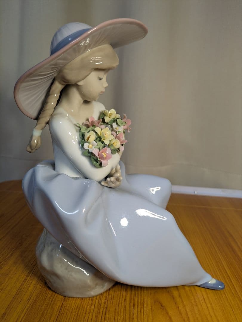 リヤドロ　の「花の香りにつつまれて」（モデル番号01005862）の磁器人形。