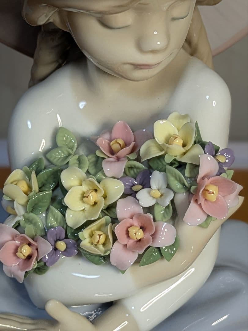 リヤドロ　の「花の香りにつつまれて」（モデル番号01005862）の磁器人形。