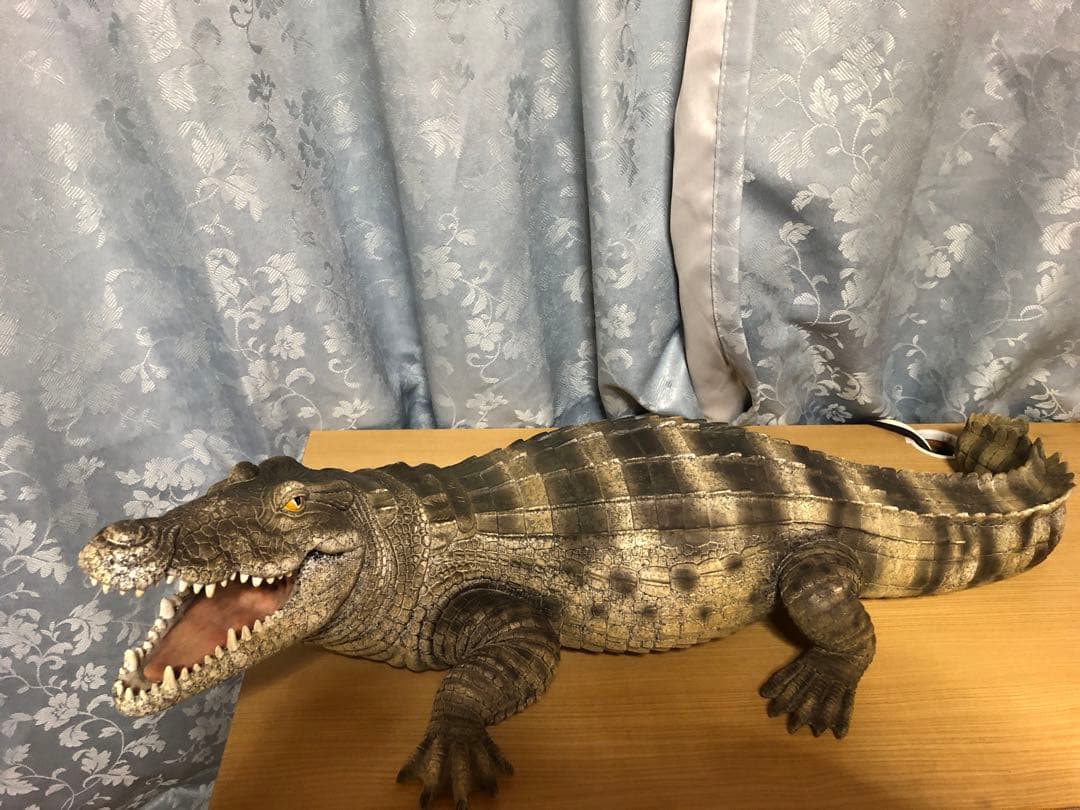 リアルなワニの置き物　約60cm