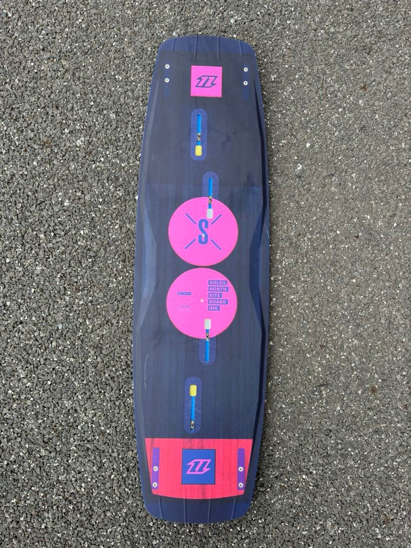 ノースカイトのカイトボード とデュオトーンのストラップ