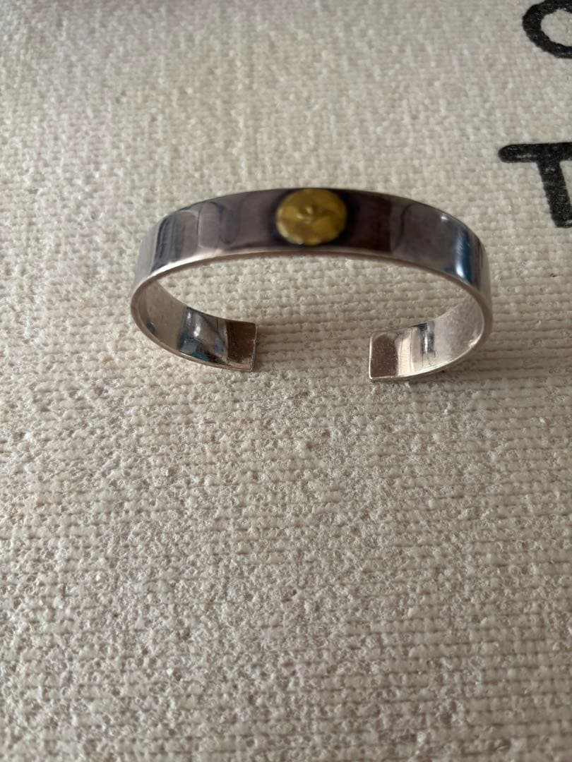 シルバーバングル 金色ディスク付き