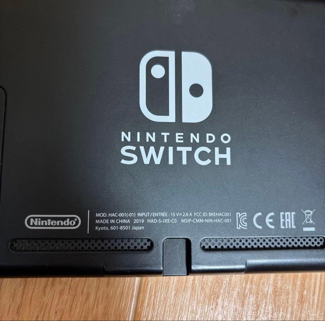 任天堂スイッチ　Switch 本体と付属品　2019年製