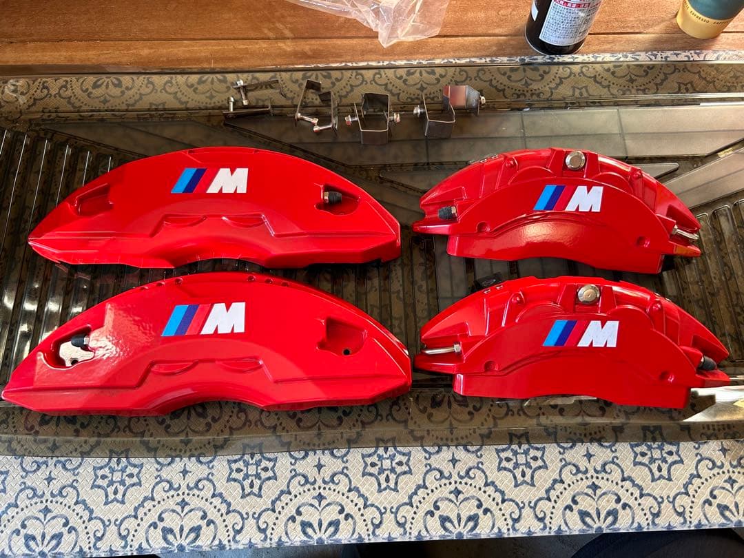  5シリーズ ブレーキキャリパー カバー赤取り付けステーネジ難あり