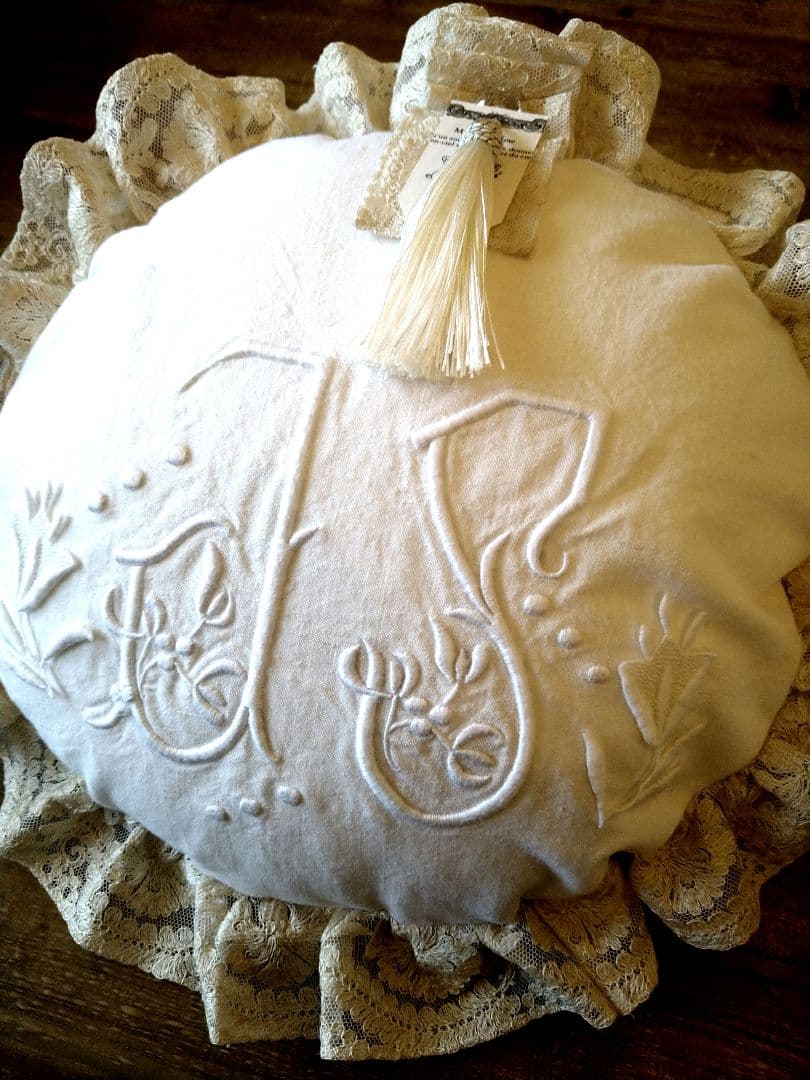 ※ごま様オーダー※フランスアンティーク　イニシャル刺繍　タッセルクッション