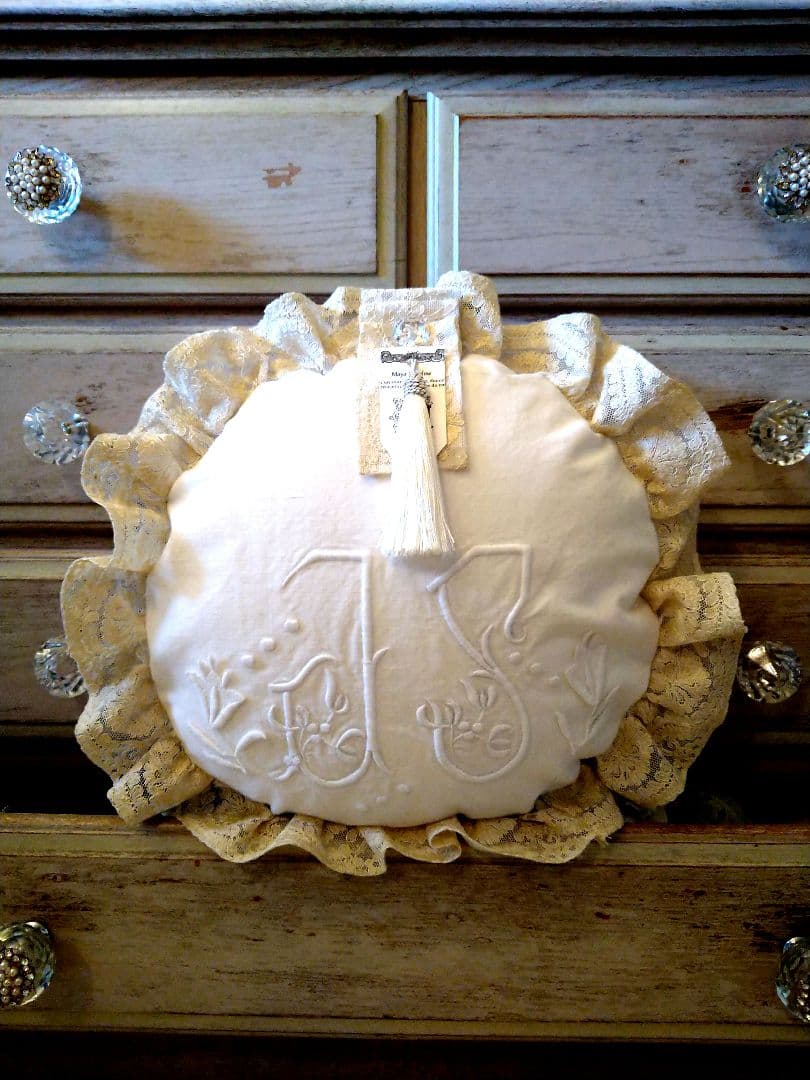 ※ごま様オーダー※フランスアンティーク　イニシャル刺繍　タッセルクッション