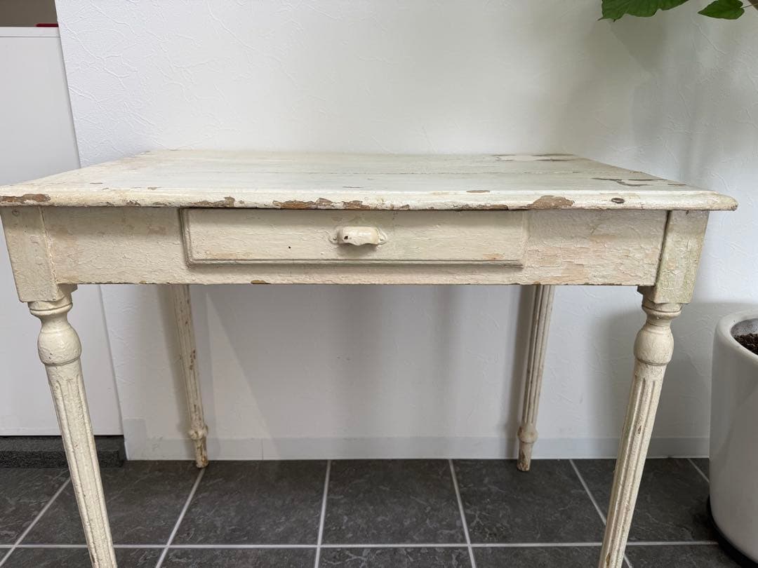 フランスアンティーク　シャビーシックなペイントの木製テーブル