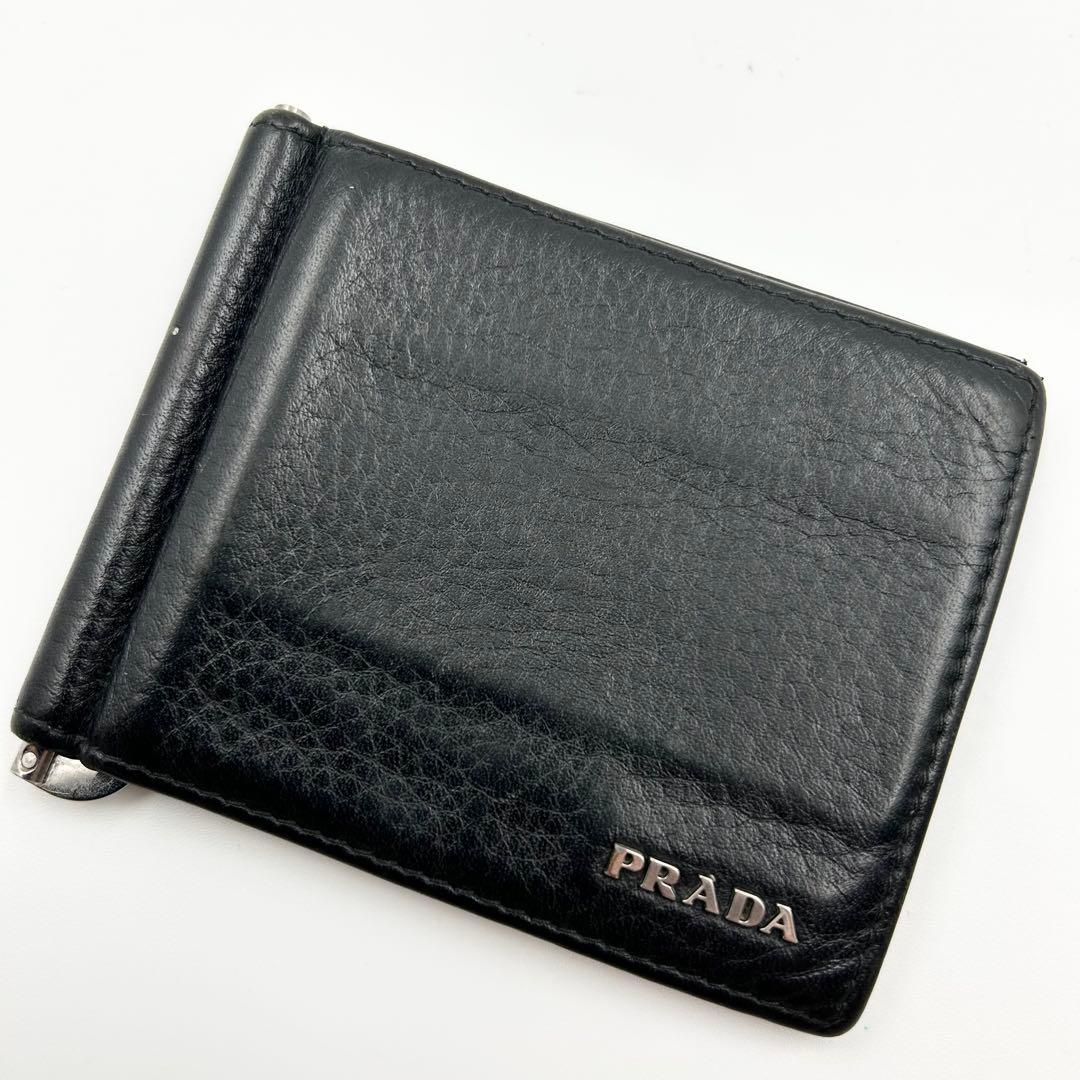 PRADA マネークリップ 折り財布 二つ折り ロゴ シルバー金具 シボ革 黒