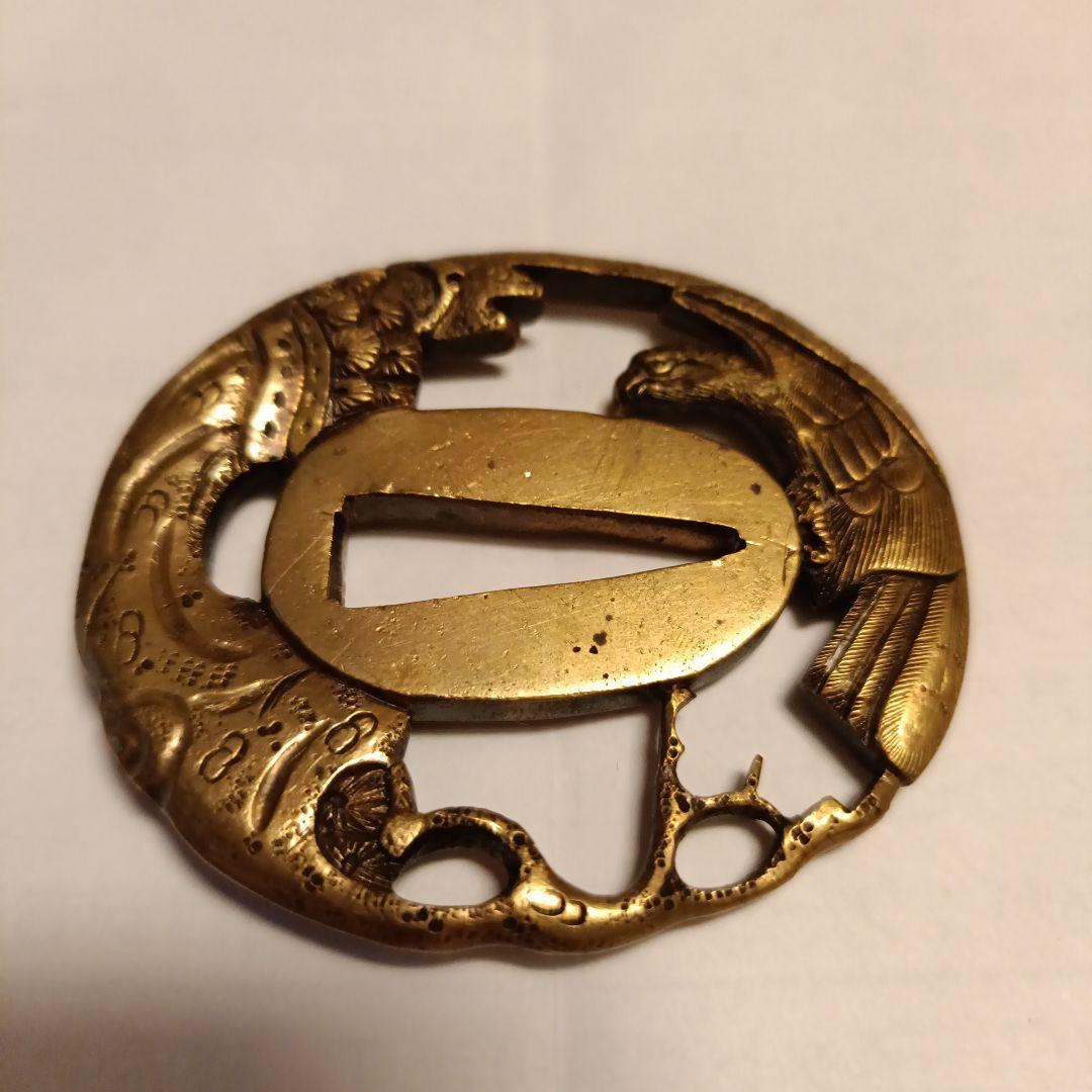 金色の波と鷹の鍔（つば）