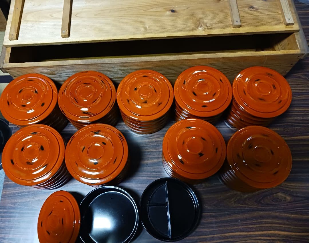 二段重箱40個　朱内黒蓋・仕切り付　10個入木箱４セット　漆塗り　未使用