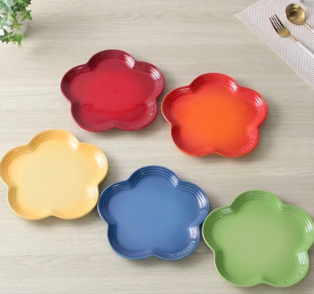 【新品】ル・クルーゼ　レインボー フラワープレート 23cm 5枚セット 花形皿