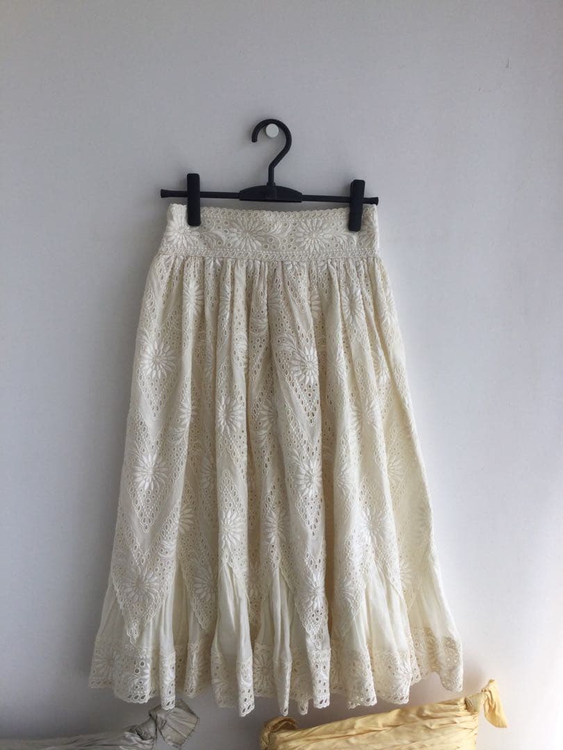 ヴァレンティノの総レース使いの綺麗なスカートです