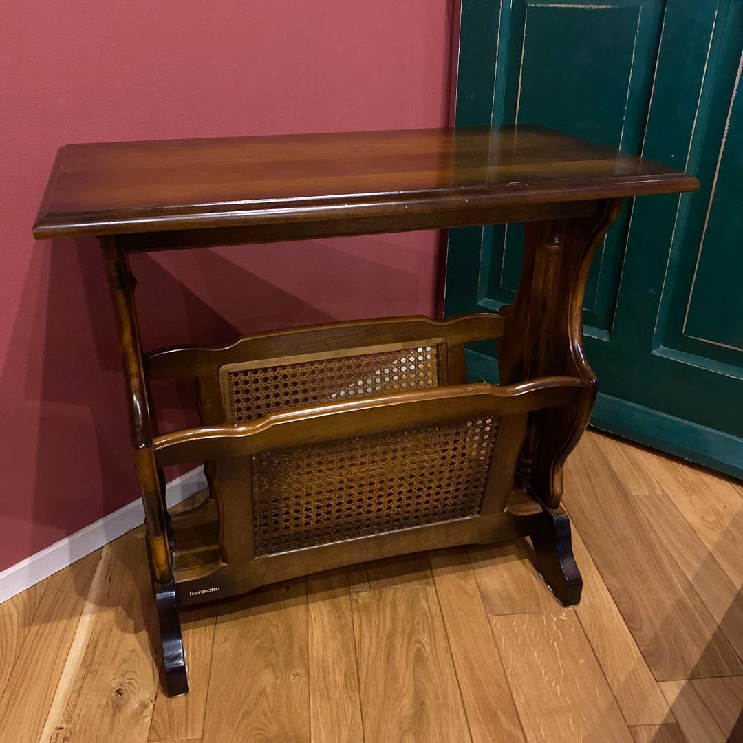 オールドカリモク　コロニアル　ラタン収納付き木製サイドテーブル　ヴィンテージ