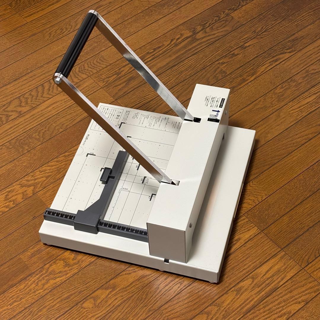 PLUS 手動断裁機　PK-513 動作品　カットライン点灯