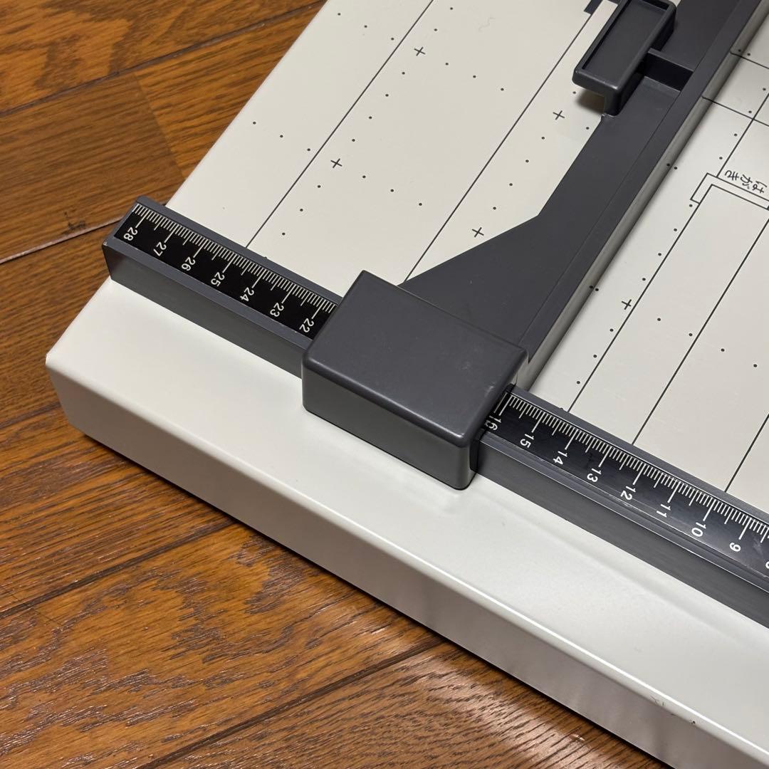 PLUS 手動断裁機　PK-513 動作品　カットライン点灯