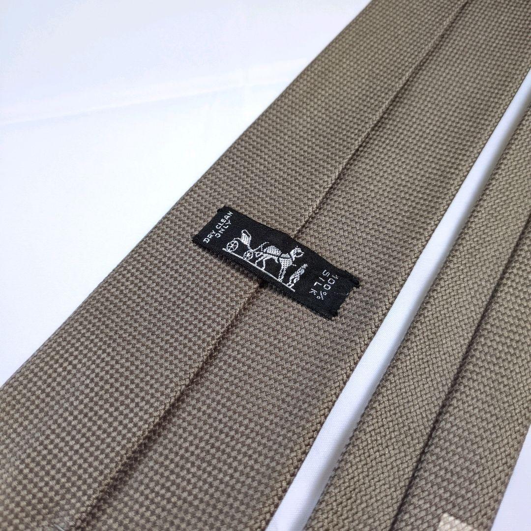 【美品】エルメス ネクタイ グレージュ 無地 ソリッド 織り込み【フランス製】