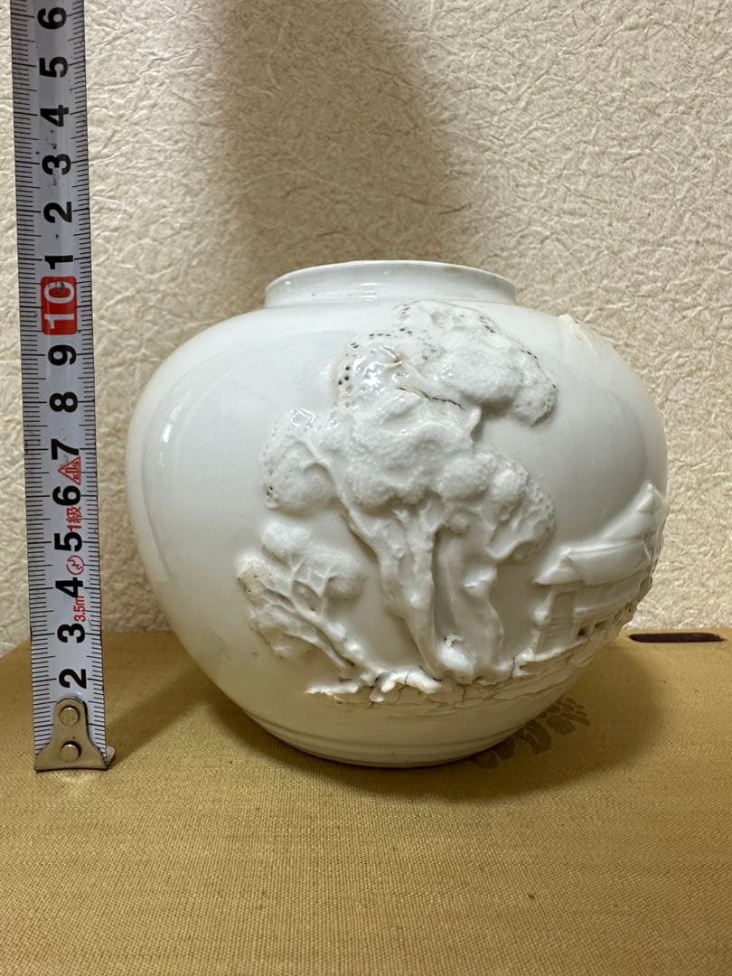 白磁　高麗　徳化窯　伊万里　瀬戸　◆山水　白い陶器の浮彫り花瓶