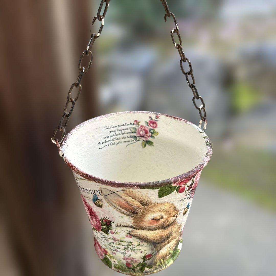 Yoさま専用ですリメイク缶 ハンギングポット たまごを抱いたうさぎさんとローズ