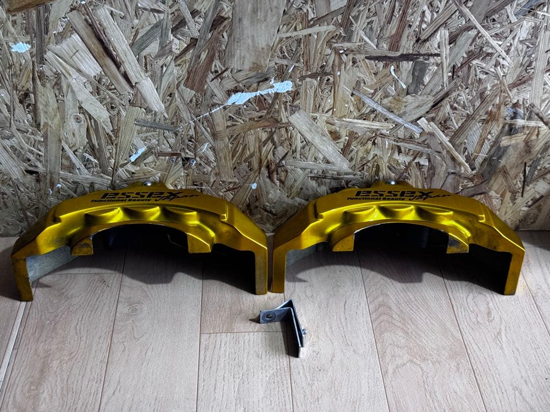 200系ハイエースessex ゴールド ブレーキキャリパー 取り付け金具付き