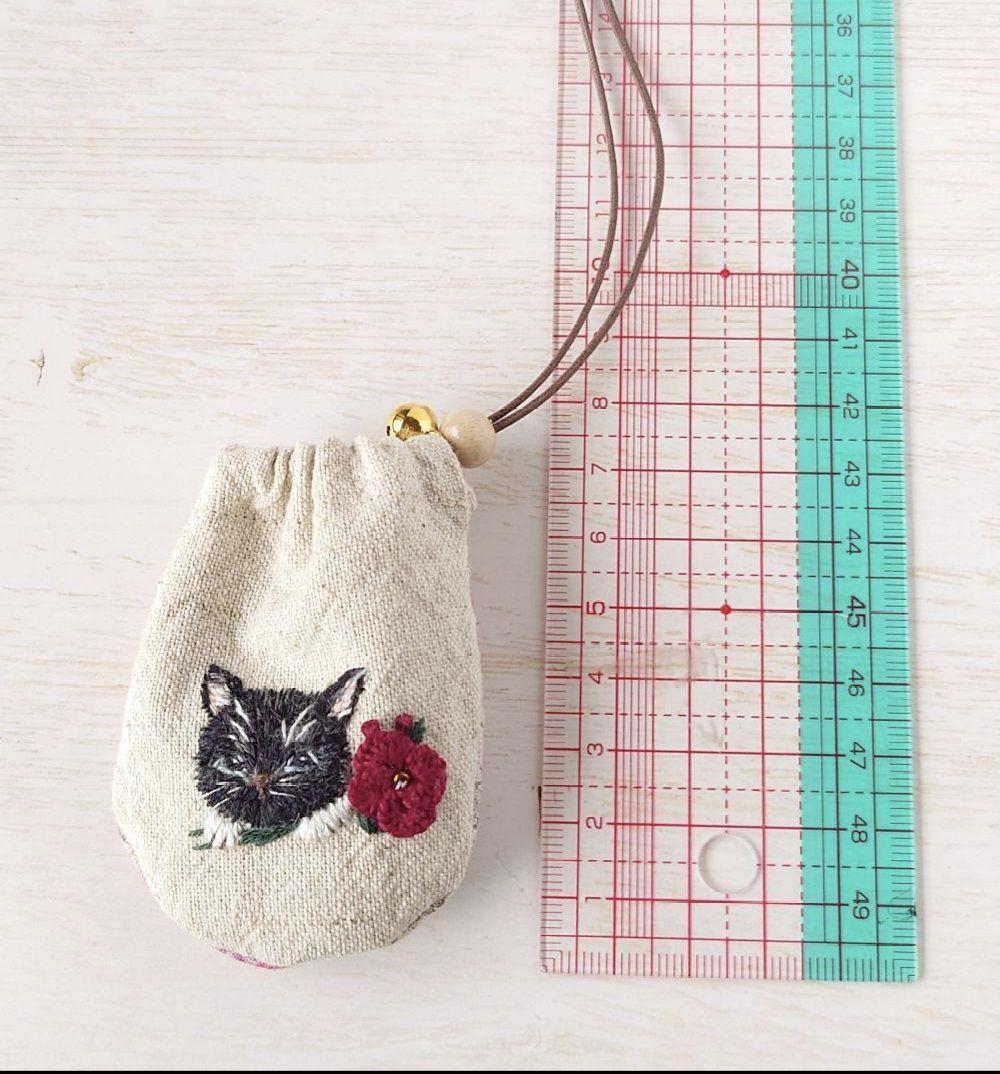 ちっちゃなりんりんお守りサシェ /巾着サシェ【黒猫と赤い花】