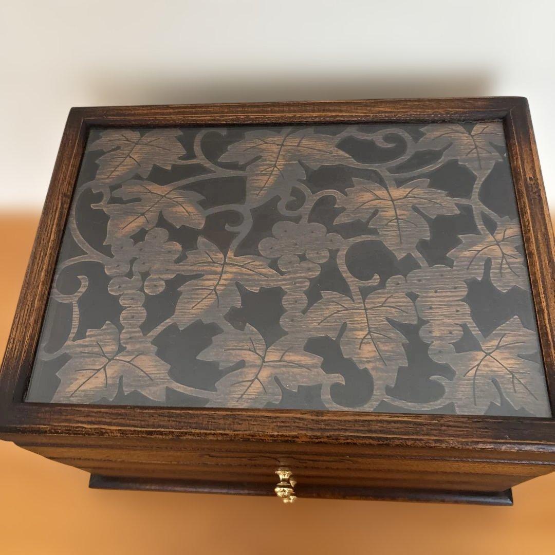美品　アンティーク　葡萄葉柄 透かし彫りアクセサリーケース　ジュエリーボックス