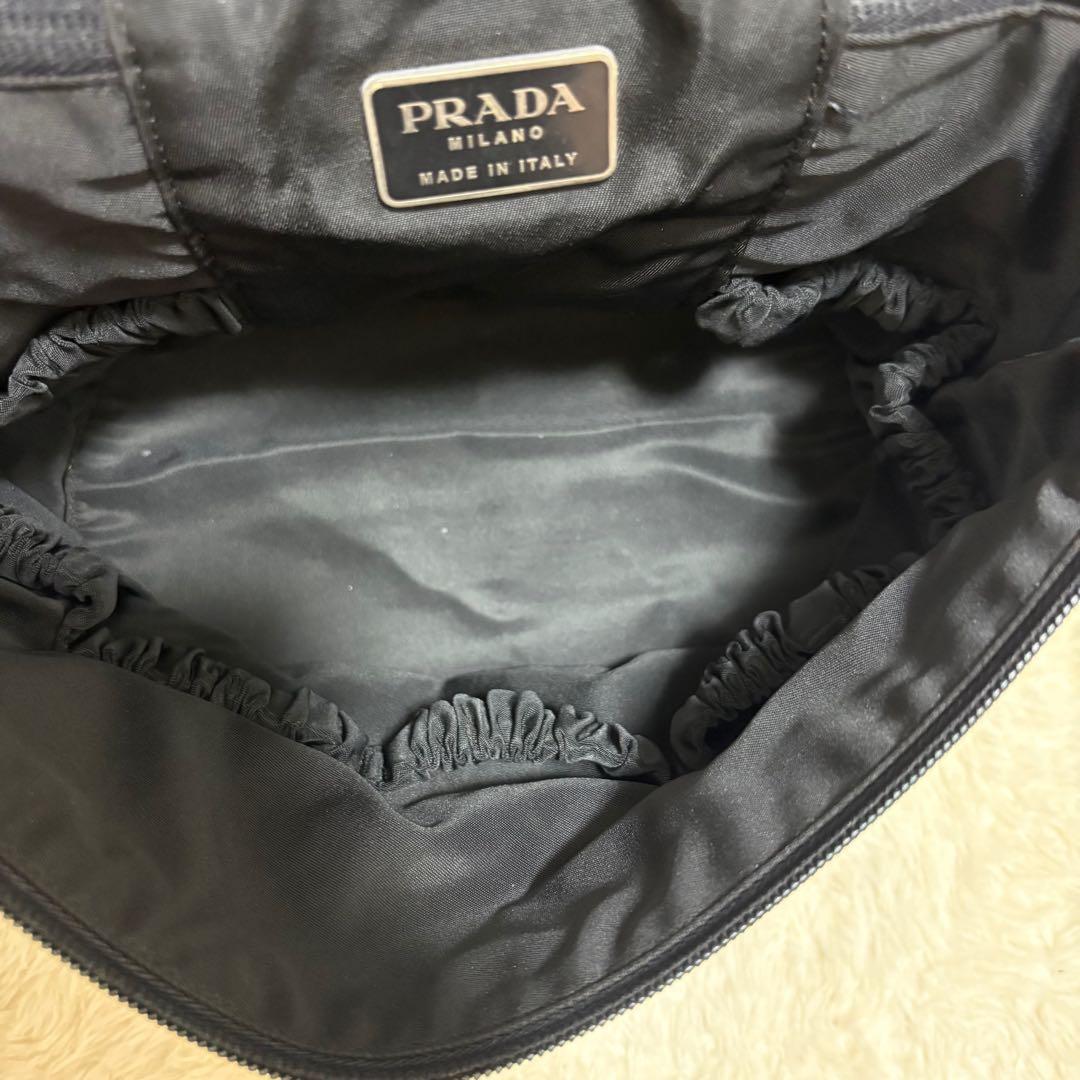 プラダ ポーチ　バニティ　ハンドバッグ　黒　三角プレート　ナイロン