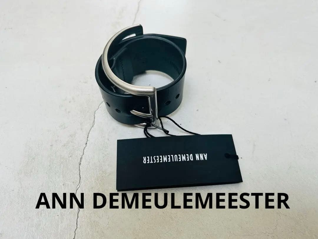 アン・ドゥムルメステール ブラック レザー　スクエア ブレスレット