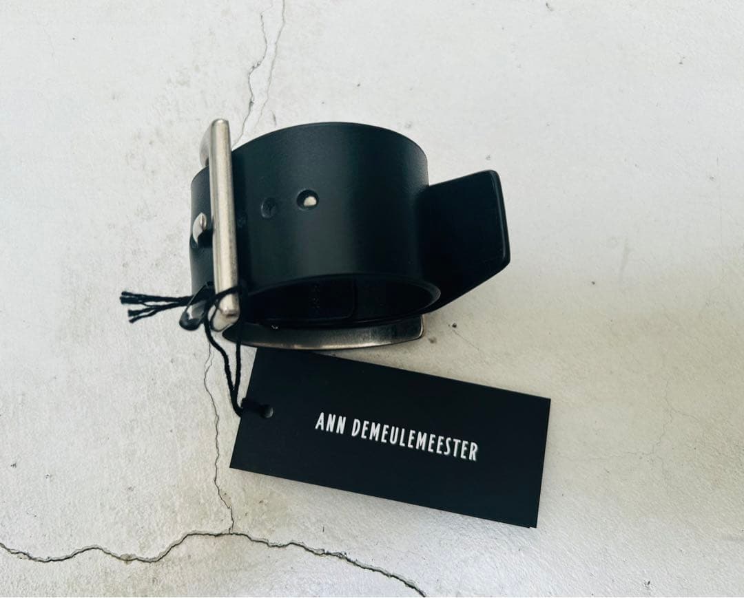 アン・ドゥムルメステール ブラック レザー　スクエア ブレスレット