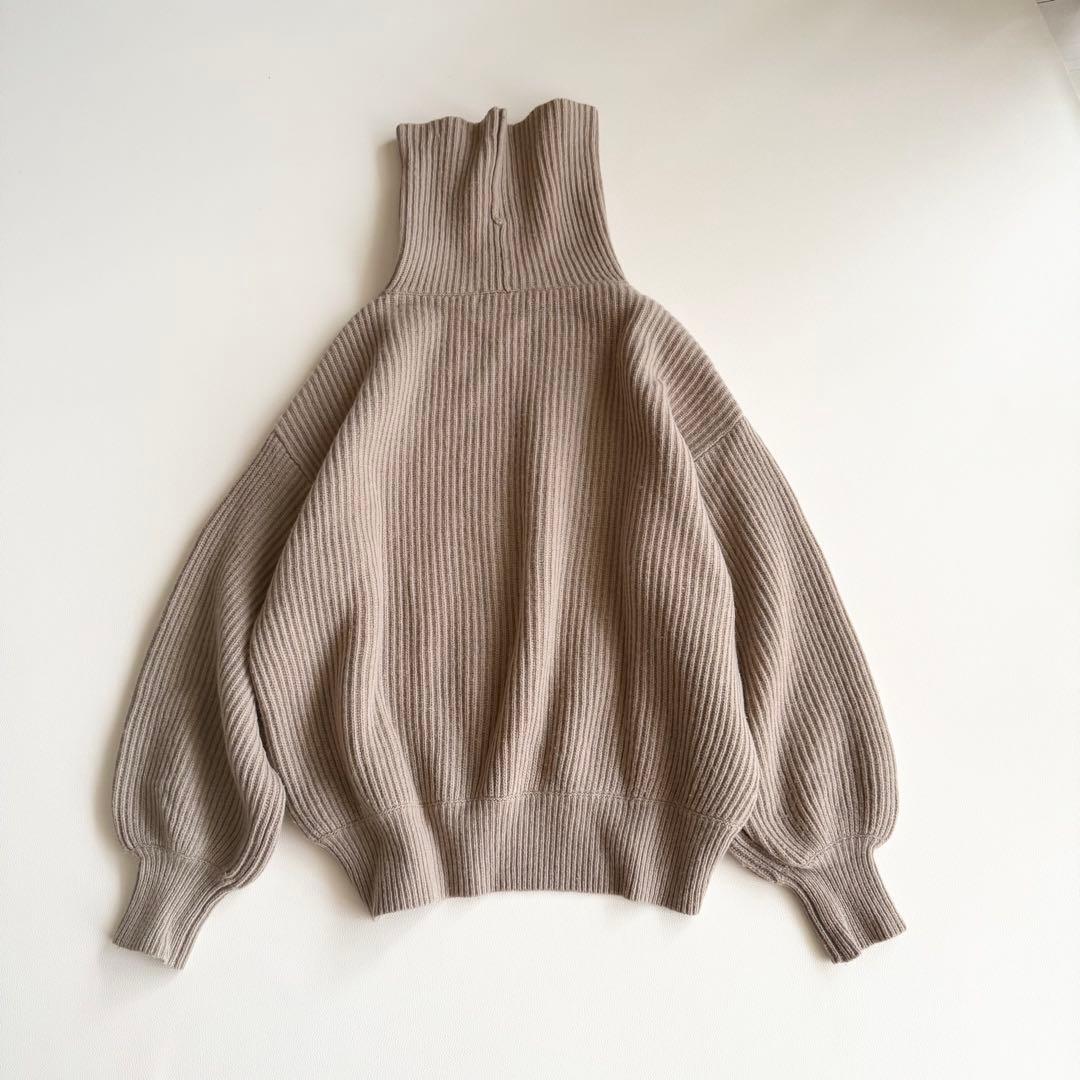 【ノーブル】エクストラファインメリノビッグタートル ベージュ リブ編みニット