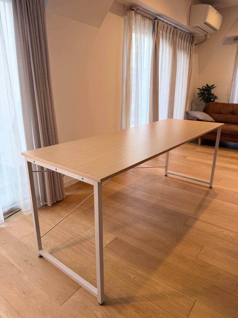 ナチュラルカラーのシンプルテーブル