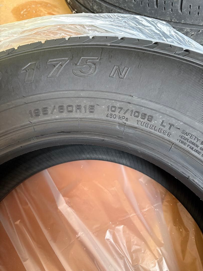 ハイエース　新車外しDUNLOP SP175 195/80R16 タイヤ