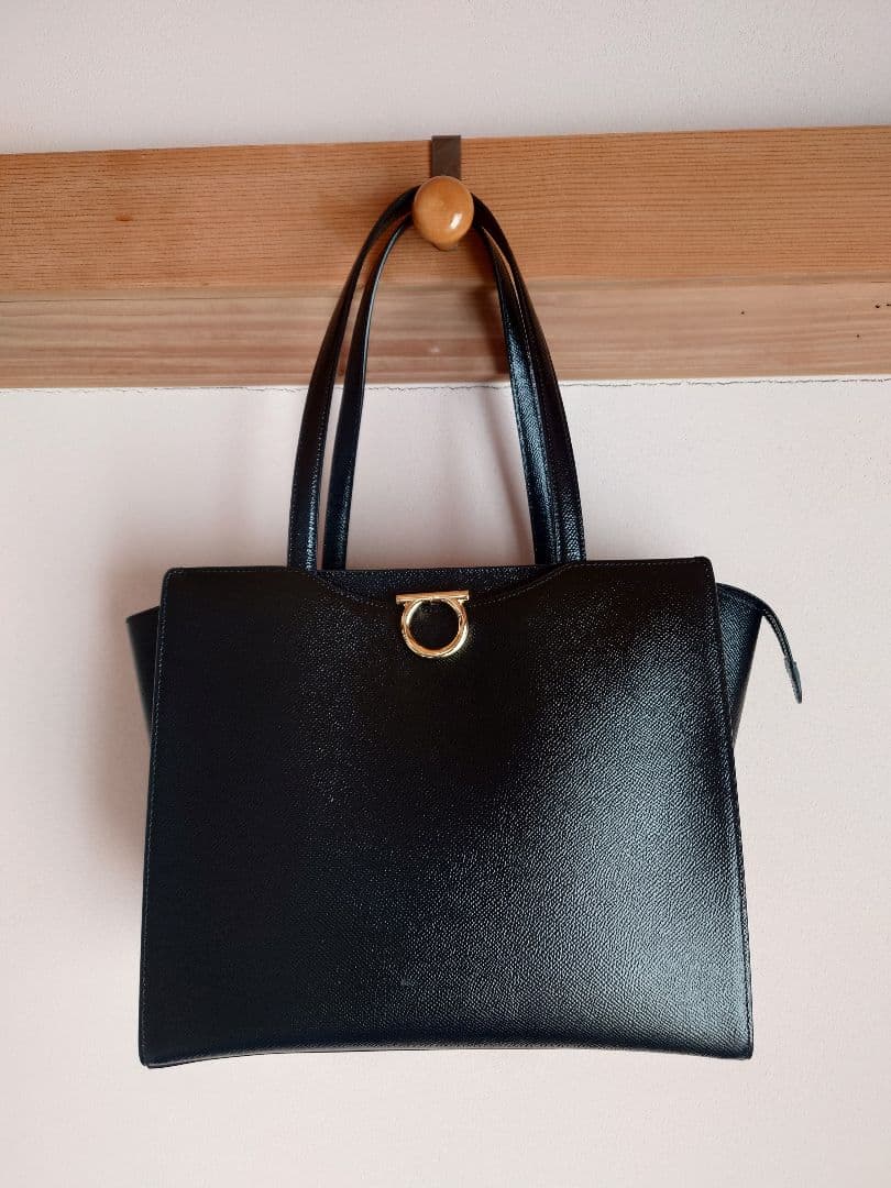 フェラガモ　ガンチーニ　黒トートバッグ