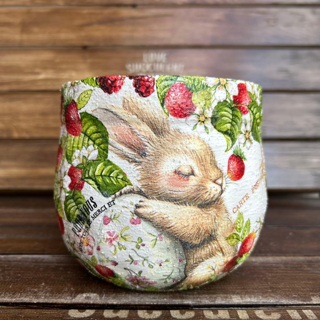 Yoさまご購入済　4号ふっくら丸鉢 白色たまごを抱いたうさぎさん といちご