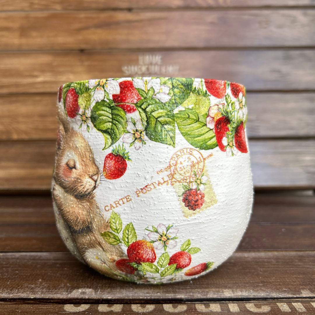 Yoさまご購入済　4号ふっくら丸鉢 白色たまごを抱いたうさぎさん といちご