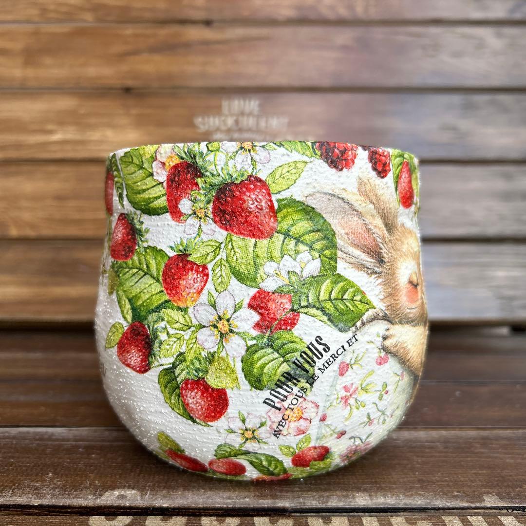 Yoさまご購入済　4号ふっくら丸鉢 白色たまごを抱いたうさぎさん といちご