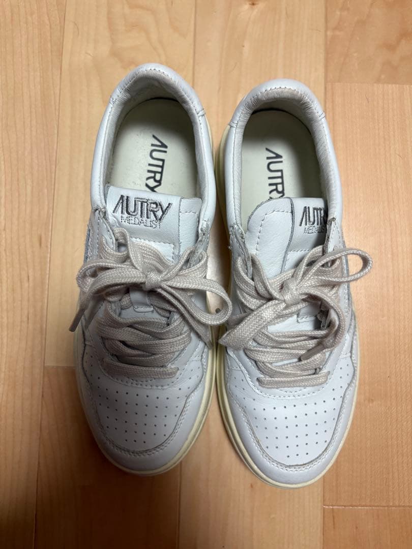 AUTRY ホワイトレザー スニーカー