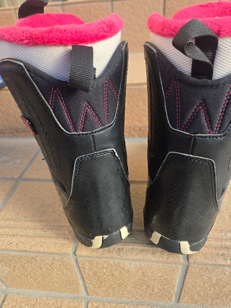 SALOMON 女性用スノーボードブーツ ブラック/ピンク